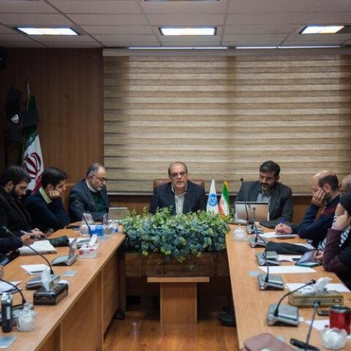 عباس عبدی: رهبری وسط میدان آمد و بحران را جمع کرد