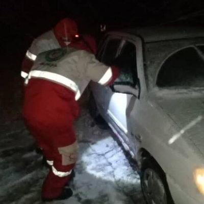 امدادرسانی به ۴٠ خودرو گرفتار در برف و کولاک گردنه «گاماسیاب»