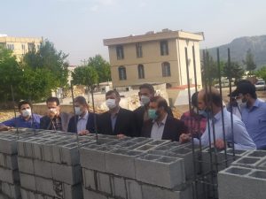IMG 20210510 WA0010 خبر خوش معاون عمرانی استاندار کهگیلویه وبویراحمد در بازدید از شهر زلزله زده سی سخت/ سقف گذاری ۲۵ منزل زلزله زده در سی سخت پایان یافت