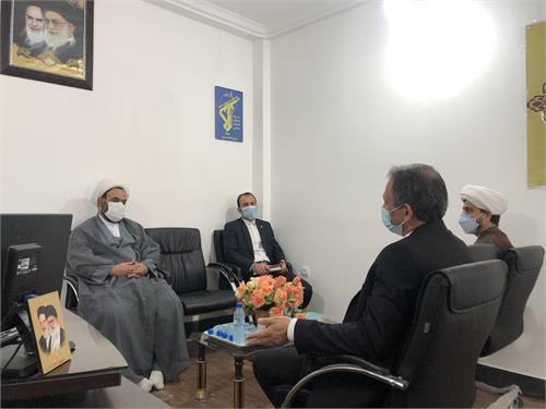سرپرست روابط عمومی سازمان منطقه ویژه اقتصادی انرژی پارس به همراه رئیس قرارگاه فرهنگی صنعت نفت استان بوشهر با امام جمعه شهر سیراف دیدار کردند.